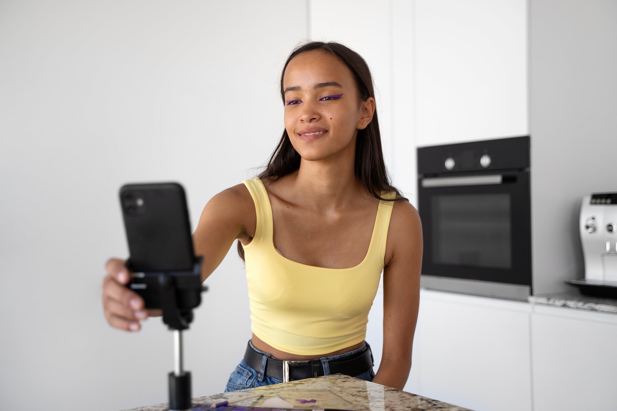medium-shot-smiley-girl-recording-video medium-shot-smiley-girl-recording-video