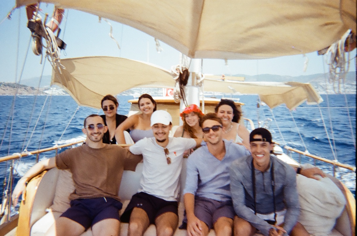 The team on a sailing boat